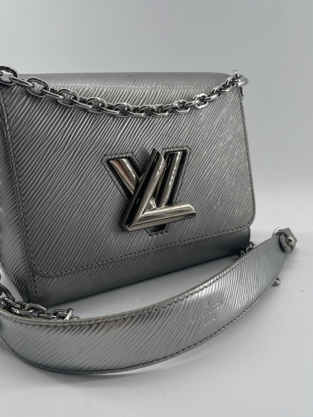 Louis Vuitton Epi Leather Twist MM - Picture 5 of 14